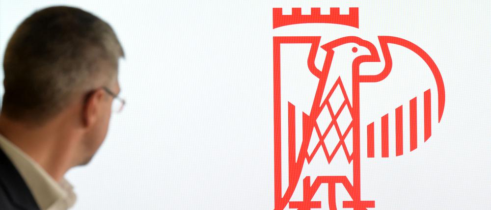 Oberbürgermeister Mike Schubert bei der Vorstellung des vielfach kritisierten Adler-Logos für Potsdam.