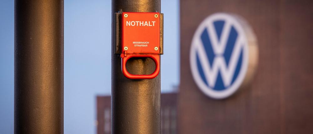 VW könnte einem Bericht zufolge Zehntausende Stellen abbauen.