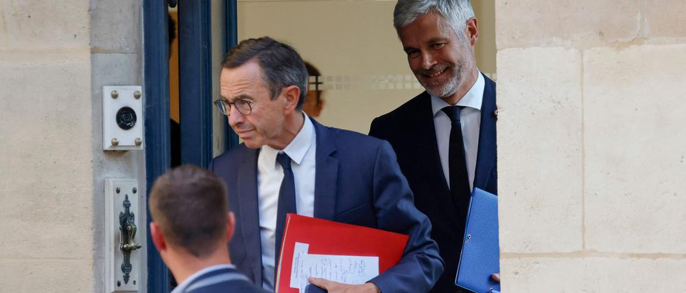 Der Fraktionsvorsitzende der Partei Les Republicains (LR) in der Nationalversammlung, Laurent Wauquiez, und der Fraktionsvorsitzende der LR im Senat, Bruno Retailleau, verlassen am 19. September 2024 in Paris das Hotel Matignon, nachdem sie an einem Treffen zwischen Parteivertretern und dem französischen Premierminister teilgenommen haben. Der französische Premierminister Michel Barnier empfängt am 19. September 2024 die zuvor konsultierten Parteivorsitzenden und Fraktionen, nachdem er sich zuvor mit dem Präsidenten der Nationalversammlung Yaël Braun-Pivet und dem Präsidenten des Senats Gérard Larcher getroffen hat, um ein Regierungskabinett zu bilden.