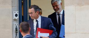 Der Fraktionsvorsitzende der Partei Les Republicains (LR) in der Nationalversammlung, Laurent Wauquiez, und der Fraktionsvorsitzende der LR im Senat, Bruno Retailleau, verlassen am 19. September 2024 in Paris das Hotel Matignon, nachdem sie an einem Treffen zwischen Parteivertretern und dem französischen Premierminister teilgenommen haben. Der französische Premierminister Michel Barnier empfängt am 19. September 2024 die zuvor konsultierten Parteivorsitzenden und Fraktionen, nachdem er sich zuvor mit dem Präsidenten der Nationalversammlung Yaël Braun-Pivet und dem Präsidenten des Senats Gérard Larcher getroffen hat, um ein Regierungskabinett zu bilden.