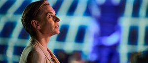 Juliane Ericksen (Christiane Paul) verfolgt ein ehrgeiziges Ziel: Das KI-gesteuerte Überwachungsmodell von Concordia soll in einer deutschen Stadt eingeführt werden.