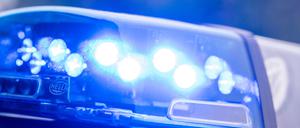 Ein Blaulicht leuchtet an einer Polizeistreife. (Symbolbild)