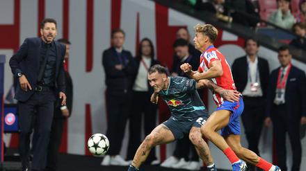 Marcos Llorente von Atletico Madrid in Aktion mit David Raum von RB Leipzig. 