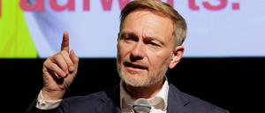 Christian Lindner, Bundesminister der Finanzen und FDP-Parteivorsitzender, spricht bei dem Wahlkampfabschluss der Brandenburger FDP in der Schinkelhalle in Potsdam.