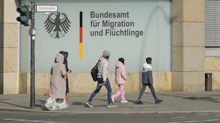 Zahlen des Ausländerzentralregisters zufolge lebten Ende des ersten Halbjahres 2024 rund 3,48 Millionen Geflüchtete im Land.