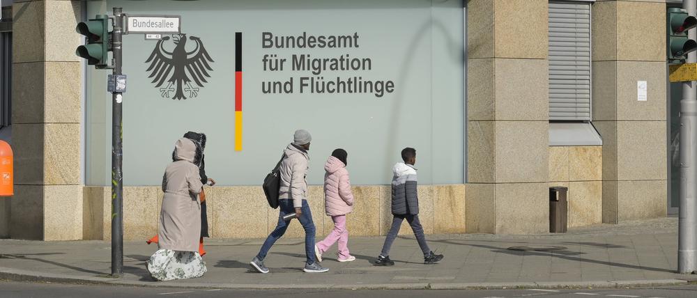 Zahlen des Ausländerzentralregisters zufolge lebten Ende des ersten Halbjahres 2024 rund 3,48 Millionen Geflüchtete im Land.
