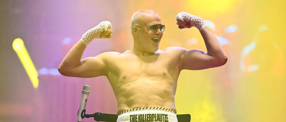 Beim Kampf gegen Regina Halmich ließ Stefan Raab die Muskeln spielen. Am Ende siegte aber die Ex-Profi-Boxerin.