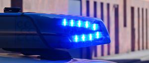Archivbild vom 27.08.2024, Brandenburg, Potsdam: Ein Polizeifahrzeug fährt mit Blaulicht durch die Potsdamer Innenstadt.