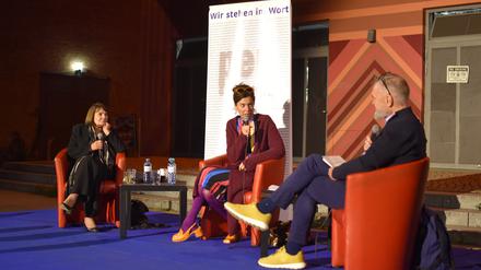 Hitzig, aber freundlich: Monika Maron, Eva Menasse & Jan Feddersen (Moderation) auf dem Podium im Waschhaus Potsdam.