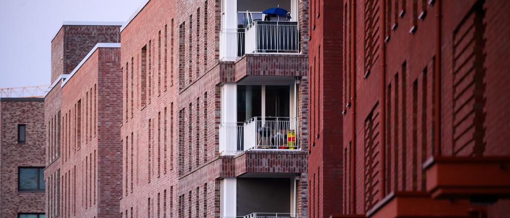 Neu gebaute Mehrfamilienhäuser stehen im Neubaugebiet Kronsrode. 