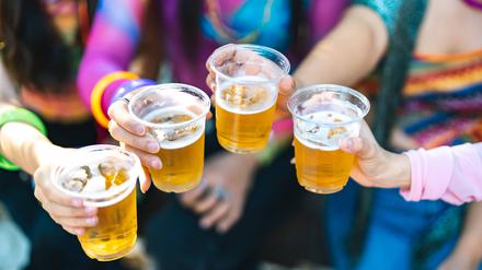 Wenn in der Clique Alkohol eine große Rolle spielt, haben Jugendliche einen Anreiz, zur Falsche zu greifen und ein Verhaltensmuster kann sich festigen. 