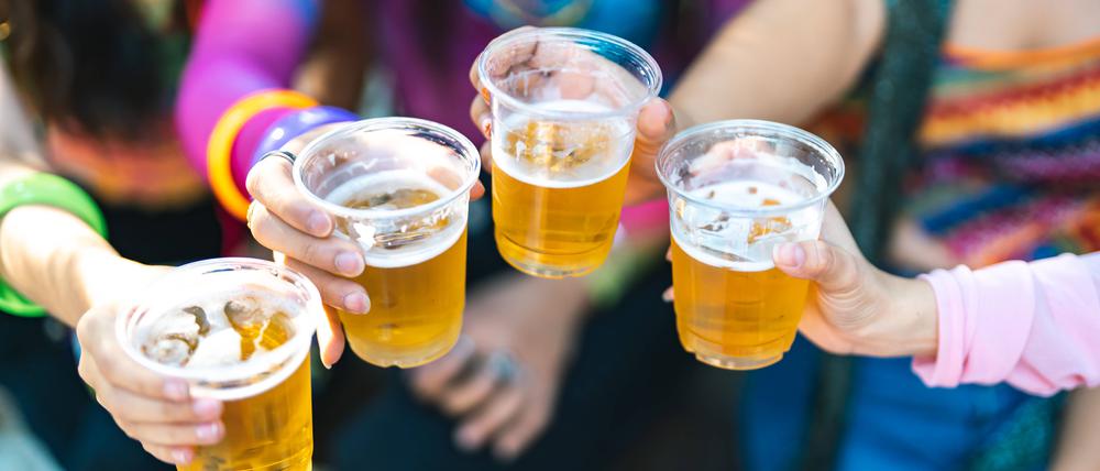 Wenn in der Clique Alkohol eine große Rolle spielt, haben Jugendliche einen Anreiz, zur Falsche zu greifen und ein Verhaltensmuster kann sich festigen.