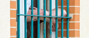 Nicht immer landen verurteilte Kriminelle hinter Gittern. (Symbolbild)