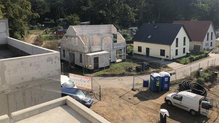 Blick nach Außen Potsdam Bornim, Potsdamer Straße/Am Priesteracker. Das Bauvorhaben mit 23 Wohneinheiten wurde zuvor von der PROJECT Immobilien Management GmbH (PMG) betreut. Jetzt übernimmt HIH Projektentwicklung und will bis Ende 2025 fertigstellen.