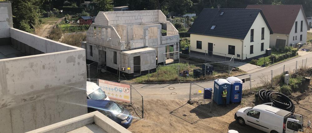 Blick nach Außen Potsdam Bornim, Potsdamer Straße/Am Priesteracker. Das Bauvorhaben mit 23 Wohneinheiten wurde zuvor von der PROJECT Immobilien Management GmbH (PMG) betreut. Jetzt übernimmt HIH Projektentwicklung und will bis Ende 2025 fertigstellen.