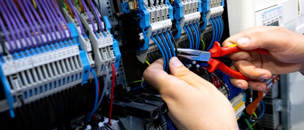 Fachkräfte für Bauelektrik sind derzeit besonders gefragt, stellt eine neue IW-Studie fest.