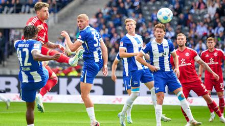 Dawid Kownacki und die große Freiheit. Der Düsseldorfer traf nach einem Freistoß nahezu unbedränft zur Führung für sein Team.