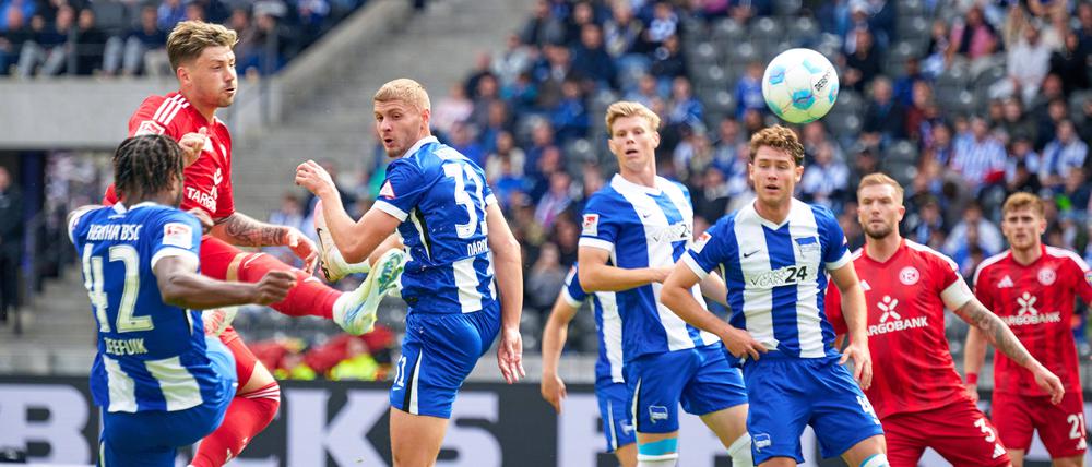 Dawid Kownacki und die große Freiheit. Der Düsseldorfer traf nach einem Freistoß nahezu unbedränft zur Führung für sein Team.