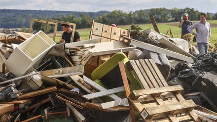 Sperrmüll liegt nach der Flut auf einem Sammelplatz im Ort Atzenbrugg. In Österreich geht das Hochwasser zwar leicht zurück, doch die Lage bleibt angespannt und es drohen weiter Dammbrüche und Erdrutsche. 
