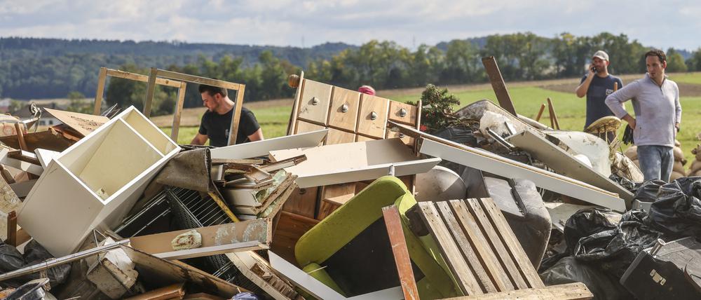 Sperrmüll liegt nach der Flut auf einem Sammelplatz im Ort Atzenbrugg. In Österreich geht das Hochwasser zwar leicht zurück, doch die Lage bleibt angespannt und es drohen weiter Dammbrüche und Erdrutsche. 