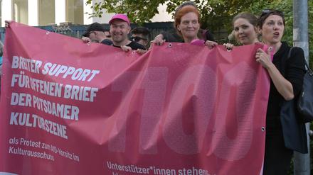 Protestierende am 19. September 2024 gegen den AfD-Vorsitz vor dem Verwaltungsstandort Edisonallee in Potsdam.