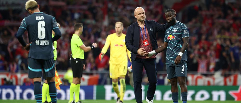 Sportdirektor Rouven Schröder (2.v.r) tröstet die Spieler nach dem Spiel in Madrid.