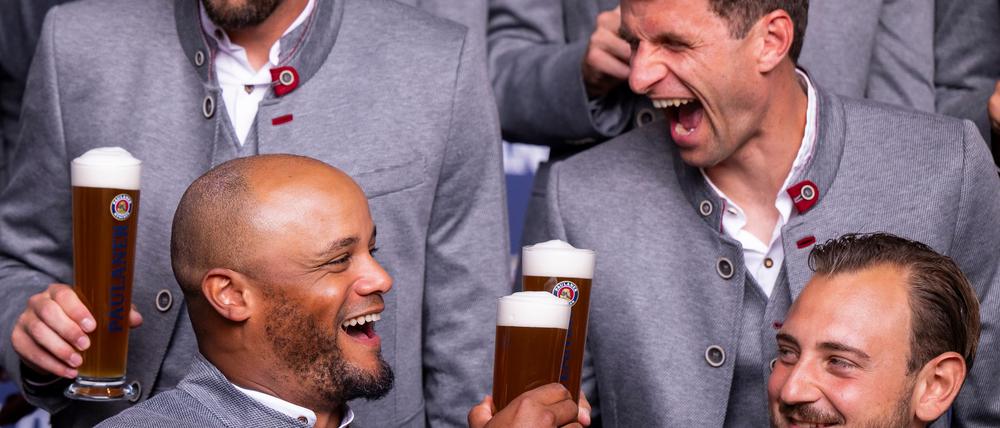 Anstoßen auf den nächsten Sieg? Vincent Kompany (vl) und Thomas Müller (hr) prosten sich zu.