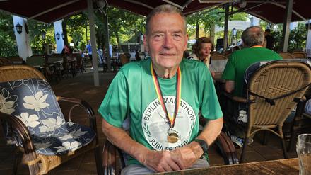 Peter Bartel, stolzer Träger der Medaille für die Finisher aus dem Jahr 1974. 