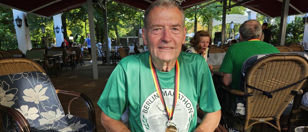 Peter Bartel, stolzer Träger der Medaille für die Finisher aus dem Jahr 1974.
