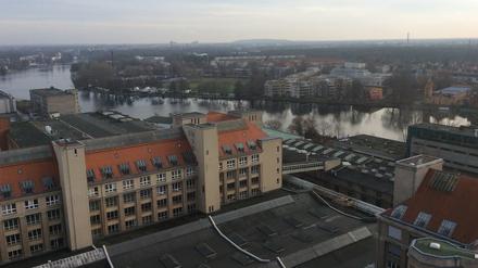 Das Behrens-Ufer am „Spreeknie“ zwischen Wilhelminenhofstraße, Ostendstraße und Spreeufer. Blick von oben auf das Industrieareal.