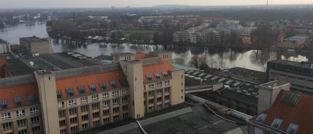 Das Behrens-Ufer am „Spreeknie“ zwischen Wilhelminenhofstraße, Ostendstraße und Spreeufer. Blick von oben auf das Industrieareal.
