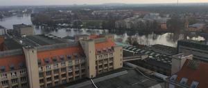 Das Behrens-Ufer am „Spreeknie“ zwischen Wilhelminenhofstraße, Ostendstraße und Spreeufer. Blick von oben auf das Industrieareal.
