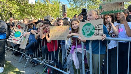 Viele junge Demo-Teilnehmer haben sich vor dem Kanzleramt eingefunden.