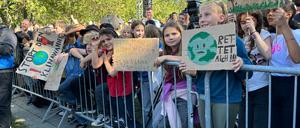 Viele junge Demo-Teilnehmer haben sich vor dem Kanzleramt eingefunden.