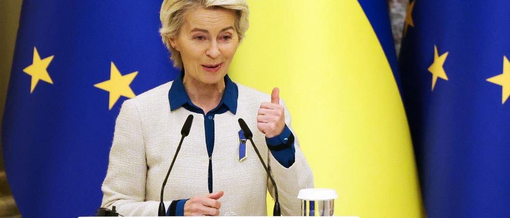 Die Präsidentin der Europäischen Kommission Ursula von der Leyen spricht während einer gemeinsamen Pressekonferenz mit dem ukrainischen Präsidenten Wolodymyr Selenskyj in Kiew.