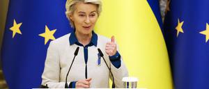 Die Präsidentin der Europäischen Kommission Ursula von der Leyen spricht während einer gemeinsamen Pressekonferenz mit dem ukrainischen Präsidenten Wolodymyr Selenskyj in Kiew.