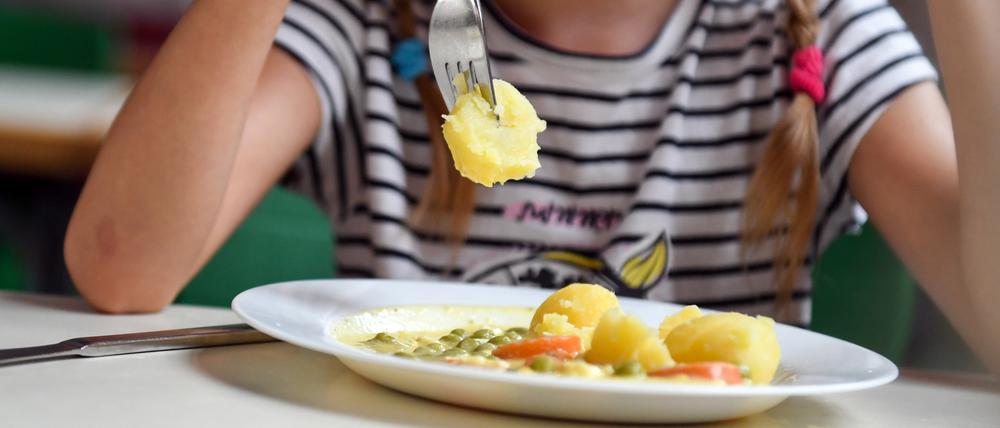 Schüler beim Mittagessen in der Mensa der Grundschule an der Wuhlheide.