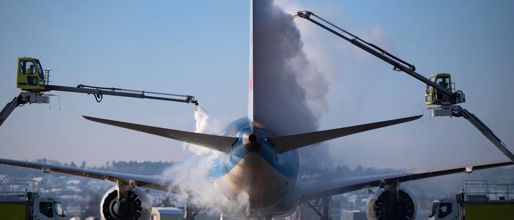 Einteisung eines Flugzeuges am Stuttgarter Flughafen.