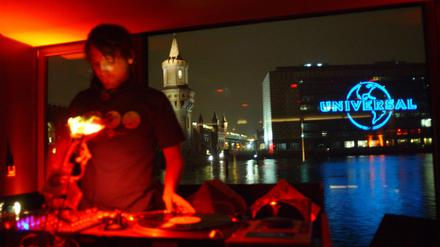 Das Watergate im Jahr 2003, im Hintergrund die Spree und die Zentrale des Musiklabels Universal Music. Ende dieses Jahres schließt der Club. 