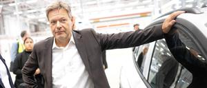 Wirtschaftsminister Robert Habeck bei Volkswagen in Emden.