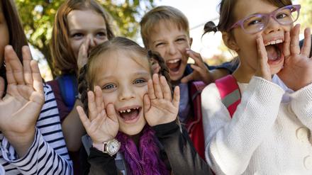 Mehrere Kinder schreien fröhlich und die legen dabei die Hände als Trichter ans Gesicht.