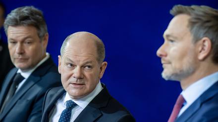 Robert Habeck, Bundesminister für Wirtschaft und Klimaschutz, Bundeskanzler Olaf Scholz und Christian Lindner Bundesminister der Finanzen, geben ein Pressestatement.