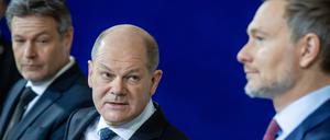 Robert Habeck, Bundesminister für Wirtschaft und Klimaschutz, Bundeskanzler Olaf Scholz und Christian Lindner Bundesminister der Finanzen, geben ein Pressestatement. 