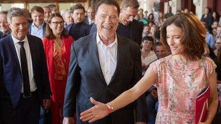 Robert Habeck (l-r), Arnold Schwarzenegger und Cornelia Woll kommen zur Hertie School, um Schwarzenegger die Ehrendoktorwürde zu verleihen.
