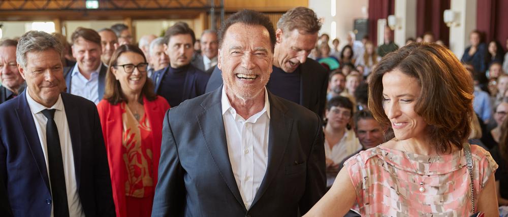 Robert Habeck (l-r), Arnold Schwarzenegger und Cornelia Woll kommen zur Hertie School, um Schwarzenegger die Ehrendoktorwürde zu verleihen.