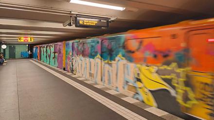 Ohne Fahrgäste fährt dieser Zug in die Werkstatt