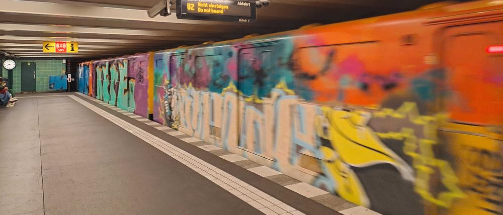 Ohne Fahrgäste fährt dieser Zug in die Werkstatt