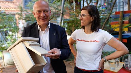 Berlin mit freiwilligem Engagement besser machen: Kai Wegner und Anne Jeglinski vom Paritätischen Wohlfahrtsverband Berlin. 
