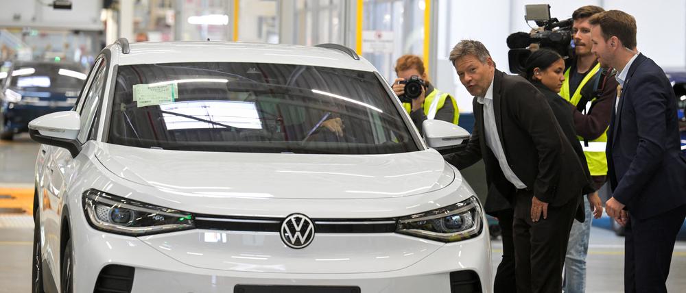 Wirtschaftsminister Robert Habeck besucht das VW-Werk in Emden. 