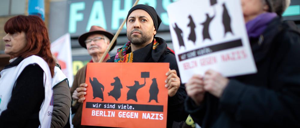 Eine Kundgebung gegen Neonazis in Neukölln, an der unter anderem der Linken-Politiker Ferat Kocak - selbst Betroffener der Anschlagsserie - teilnahm.